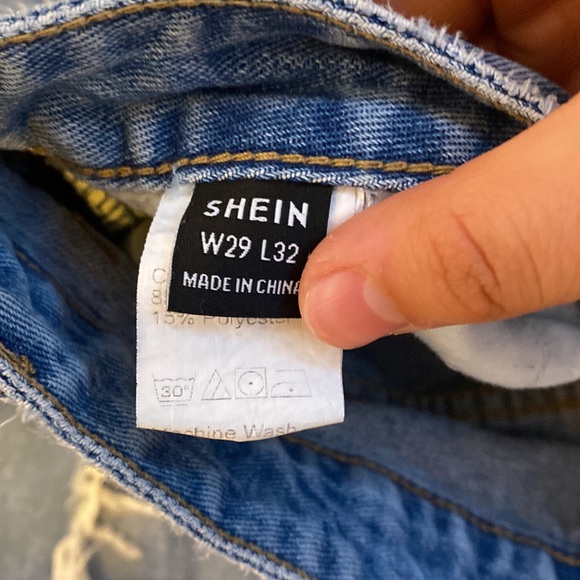 Shredded blue jeans - Picture 4 of 4